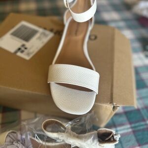 ComfortView White summer sandles.